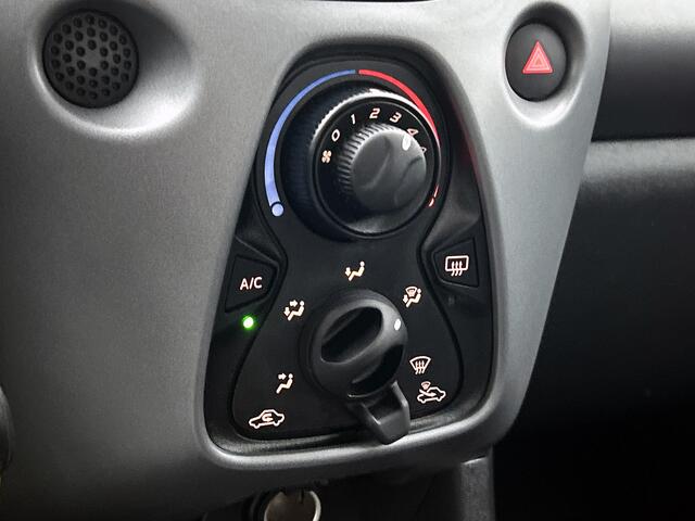 Toyota AYGO 1.0 VVT-i x-play | Dealer onderhouden | Apple CarPlay/Android Auto | achteruitrijcamera | Airco | Onderweg-naar-dealer