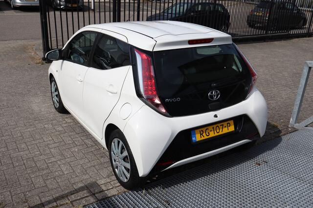 Toyota AYGO 1.0 VVT-i x-play Dealeronderhouden! Achteruitrijcamera/Airco/Bluetooth/Nederlandse auto! 2E PINKSTERDAG GEOPEND VAN 12:00 TOT 17:00 (ROTTERDAM&HELLEVOETSLUIS)