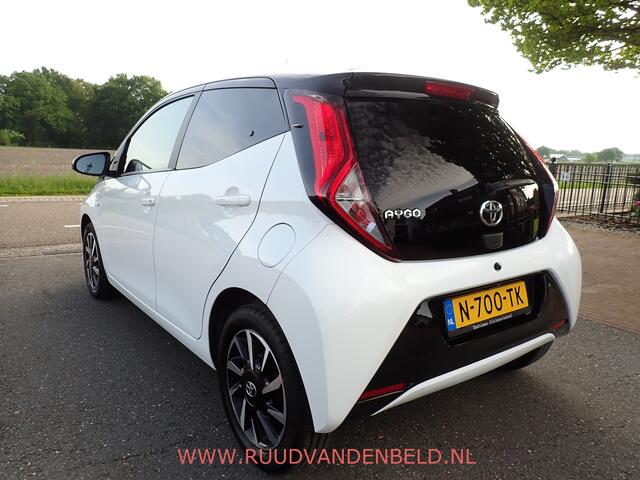 Toyota AYGO 1.0 VVT-i X-CITE TWO-TONE / CRUISE / CARPLAY / CAMERA / AIRCO /
