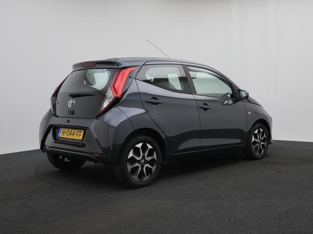 Toyota AYGO 1.0 VVT-i x-play Automaat | Apple Carplay/Android Auto | Achteruitrijcamera | LM velgen |