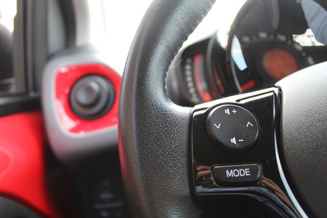 Toyota AYGO 1.0 VVT-i x-play | Rijklaar | Apple/Andriod | Airco | Camera | All-season | Dealer onderhouden | NL-auto