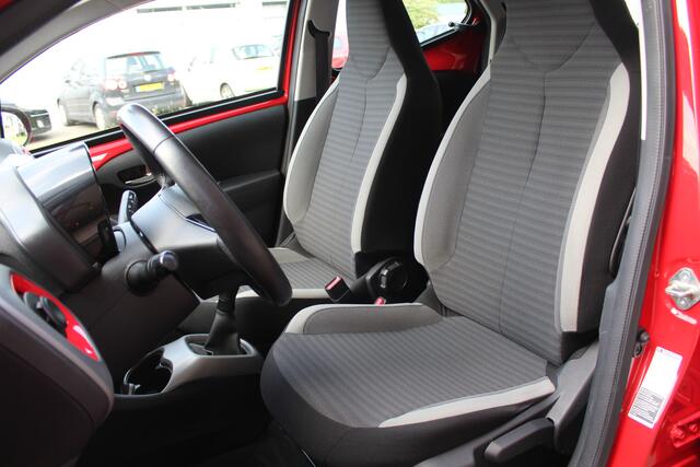 Toyota AYGO 1.0 VVT-i x-play | Rijklaar | Apple/Andriod | Airco | Camera | All-season | Dealer onderhouden | NL-auto