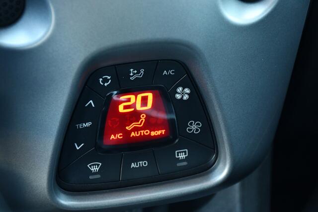 Toyota AYGO 1.0 VVT-i x-joy 5-deurs 72pk | Climate Control | Lichtmetalen velgen 15" | Achteruitrijcamera |
