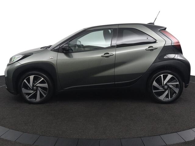 Toyota AYGO X 1.0 VVT-i MT Envy | Cardamon Green metallic / zwart dak | navigatiesysteem full map | JBL-audio installatie premium |