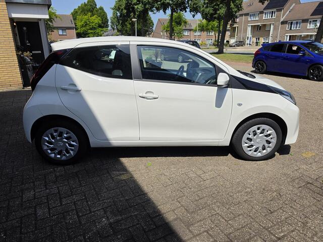 Toyota AYGO 1.0 VVT-i x-play limited Airco/ Apple carplay/ Camera/ LED