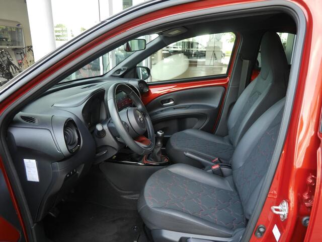 Toyota AYGO X 1.0 VVT-i MT Envy | JBL | Carplay / Android auto | 18 inch velgen | Cruise control | Camera achter | Climate control |