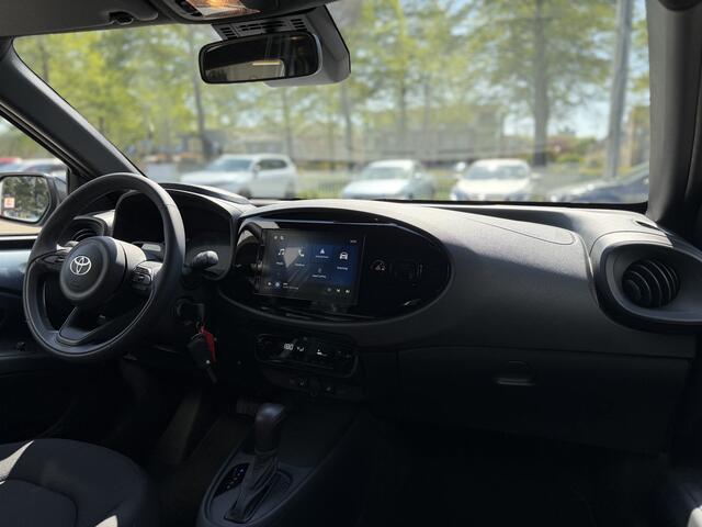 Toyota AYGO X Hybrid 115 Play + Go Pack Lichtmetalen velgen, Voorstoelen verwarmd, Cruise control, Climate control, Achteruitrijcamera