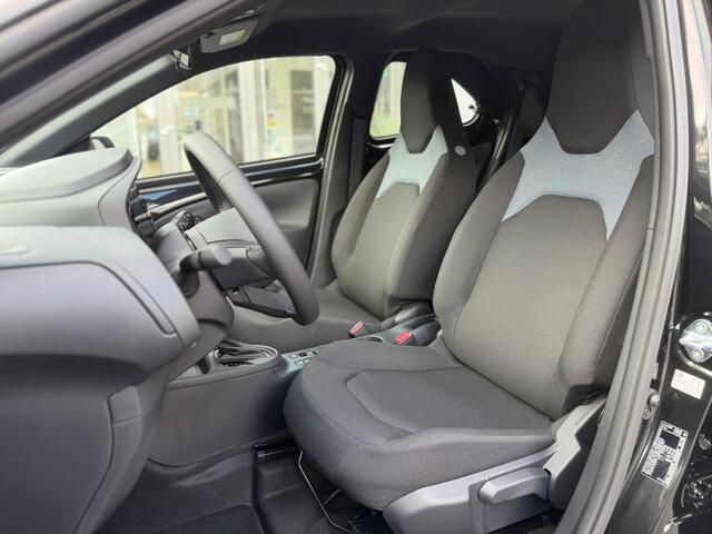 Toyota AYGO X Hybrid 115 Play + Go Pack Lichtmetalen velgen, Voorstoelen verwarmd, Cruise control, Climate control, Achteruitrijcamera
