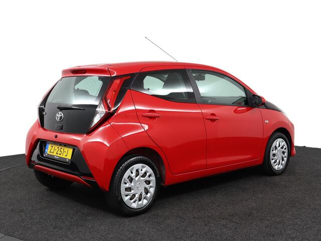Toyota AYGO 1.0 VVT-i x-play limited | Airco | Achteruitrijcamera | Bluetooth telefonie en muziek streaming |