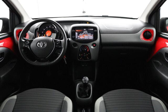 Toyota AYGO 1.0 VVT-i x-play limited | Airco | Achteruitrijcamera | Bluetooth telefonie en muziek streaming |