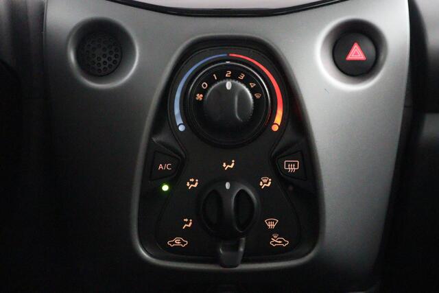 Toyota AYGO 1.0 VVT-i x-play limited | Airco | Achteruitrijcamera | Bluetooth telefonie en muziek streaming |