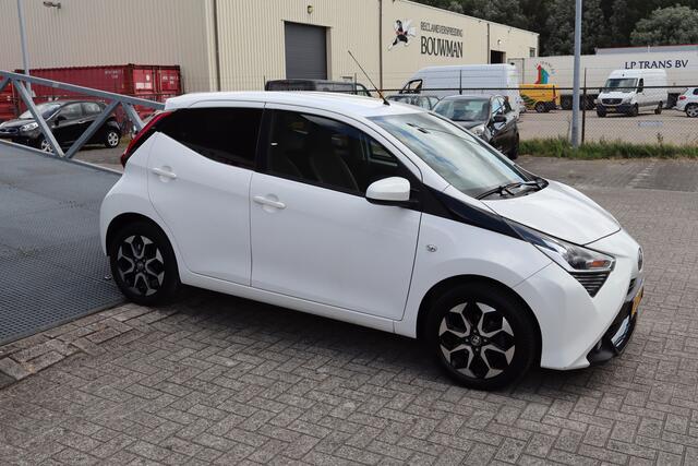 Toyota AYGO 1.0 VVT-i x-joy automaat! Apple carplay/Achteruitrijcamera/Climate control/DAB Radio/Licht metalen velgen