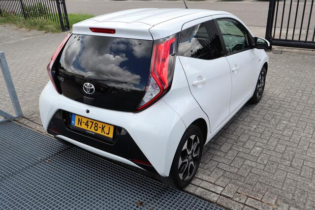 Toyota AYGO 1.0 VVT-i x-joy automaat! Apple carplay/Achteruitrijcamera/Climate control/DAB Radio/Licht metalen velgen