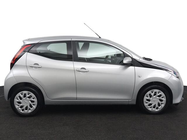 Toyota AYGO 1.0 VVT-i x-play | Achteruitrijcamera | Apple Carplay | Led Verlichting |