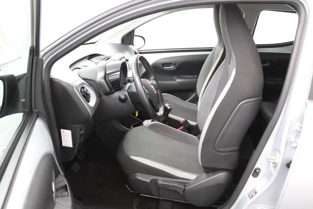 Toyota AYGO 1.0 VVT-i x-play | Achteruitrijcamera | Apple Carplay | Led Verlichting |
