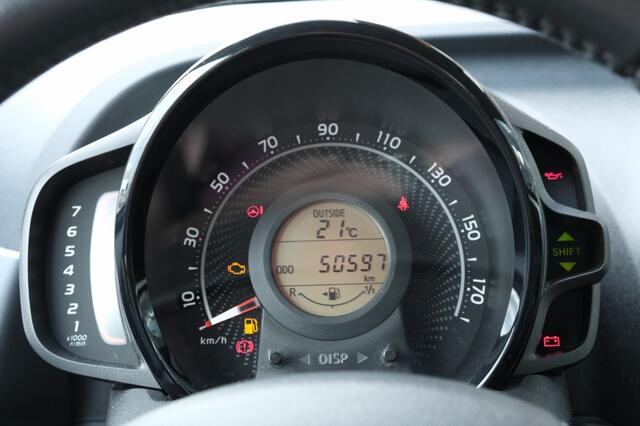 Toyota AYGO 1.0 VVT-i x-play MT | Achteruitrijcamera | Toerenteller | Smartp