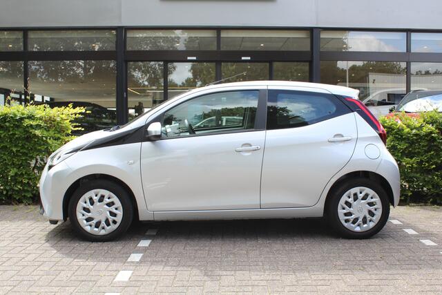 Toyota AYGO 1.0 VVT-i x-play | Rijklaar | Apple/Android | ''Trekhaak'' | PDC | DAB+ | Bluetooth | Camera | Airco | 5-Drs