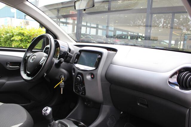 Toyota AYGO 1.0 VVT-i x-play | Rijklaar | Apple/Android | ''Trekhaak'' | PDC | DAB+ | Bluetooth | Camera | Airco | 5-Drs