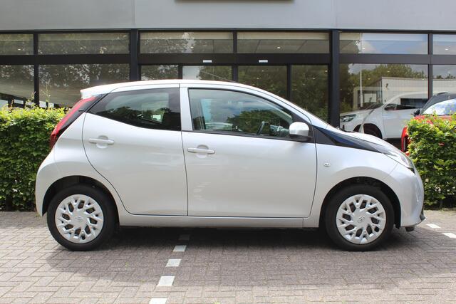 Toyota AYGO 1.0 VVT-i x-play | Rijklaar | Apple/Android | ''Trekhaak'' | PDC | DAB+ | Bluetooth | Camera | Airco | 5-Drs