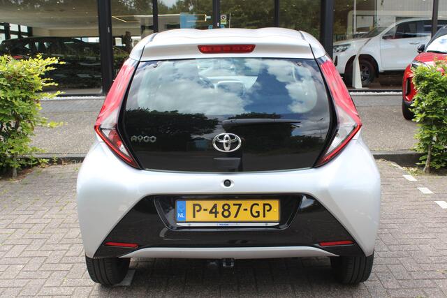 Toyota AYGO 1.0 VVT-i x-play | Rijklaar | Apple/Android | ''Trekhaak'' | PDC | DAB+ | Bluetooth | Camera | Airco | 5-Drs