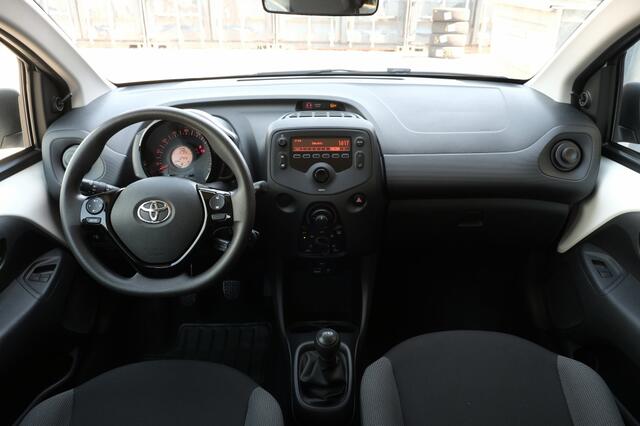 Toyota AYGO 1.0 VVT-i x-fun Handgeschakeld | Centrale deur vergrendeling | 4 speakers | Radio met AUX en USB-aansluiting | Bluetooth connectiviteit (handsfree bellen én muziekstreaming) | Stuurwiel met bediening
