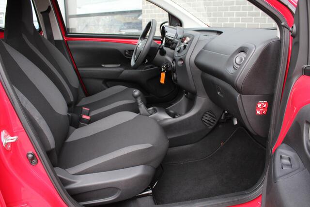 Toyota AYGO 1.0 VVT-i x / Zuinig / Bluetooth / 1ste eigenaar / N.A.P.