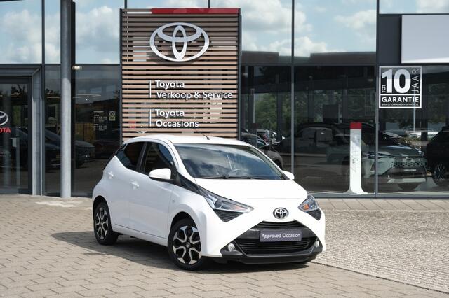 Toyota AYGO 1.0 VVT-i x-First MT | 15" lichtmetalen velgen 'zwart-gepolijst' | Privacy glass achterruit en zijruiten achter | Mistlampen vóór | Smartphone Integration by Pioneer, 7" multimediascherm met DAB+, And