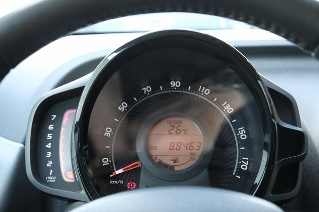 Toyota AYGO 1.0 VVT-i x-First MT | 15" lichtmetalen velgen 'zwart-gepolijst' | Privacy glass achterruit en zijruiten achter | Mistlampen vóór | Smartphone Integration by Pioneer, 7" multimediascherm met DAB+, And