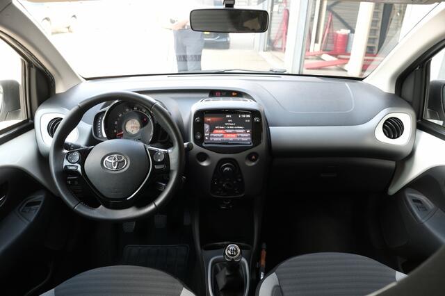 Toyota AYGO 1.0 VVT-i x-First MT | 15" lichtmetalen velgen 'zwart-gepolijst' | Privacy glass achterruit en zijruiten achter | Mistlampen vóór | Smartphone Integration by Pioneer, 7" multimediascherm met DAB+, And
