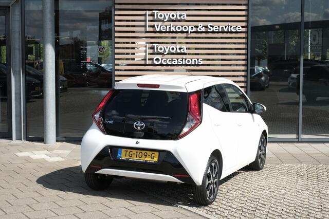 Toyota AYGO 1.0 VVT-i x-First MT | 15" lichtmetalen velgen 'zwart-gepolijst' | Privacy glass achterruit en zijruiten achter | Mistlampen vóór | Smartphone Integration by Pioneer, 7" multimediascherm met DAB+, And