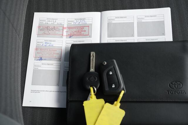 Toyota AYGO 1.0 VVT-i x-First MT | 15" lichtmetalen velgen 'zwart-gepolijst' | Privacy glass achterruit en zijruiten achter | Mistlampen vóór | Smartphone Integration by Pioneer, 7" multimediascherm met DAB+, And