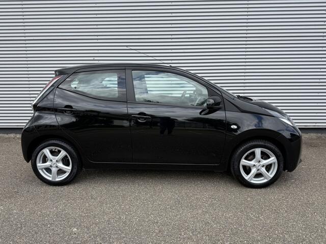 Toyota AYGO 1.0 VVT-i x-play NAP 1e eigenaar Carplay Camera 15" Lichtmetaal Airco 5-drs