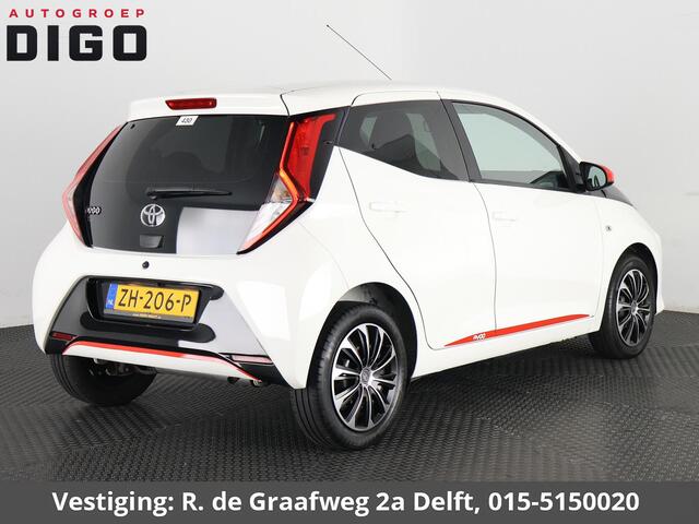 Toyota AYGO 1.0 VVT-i X-Play + Coral Red Pack | Apple Carplay & AndroidAUTO | 1e eigenaar | Dealer Onderhouden | Airco | Privacy Glass |