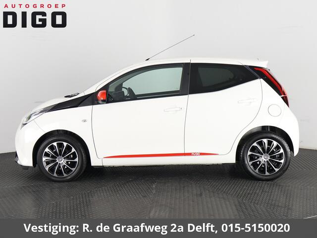 Toyota AYGO 1.0 VVT-i X-Play + Coral Red Pack | Apple Carplay & AndroidAUTO | 1e eigenaar | Dealer Onderhouden | Airco | Privacy Glass |