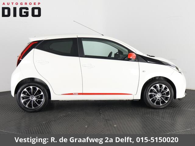 Toyota AYGO 1.0 VVT-i X-Play + Coral Red Pack | Apple Carplay & AndroidAUTO | 1e eigenaar | Dealer Onderhouden | Airco | Privacy Glass |