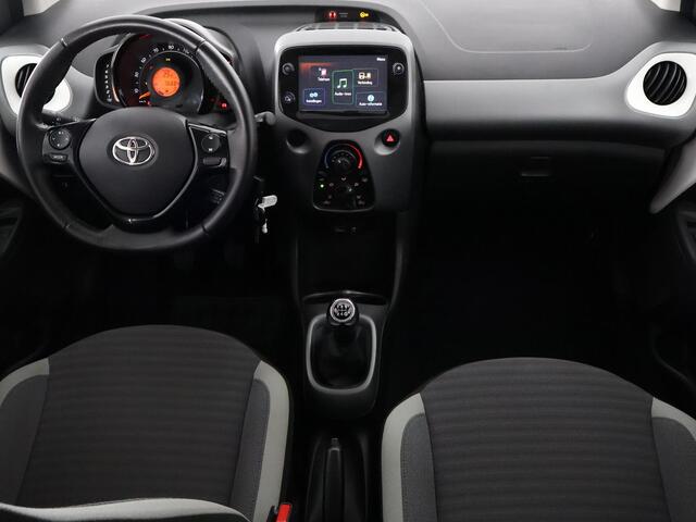 Toyota AYGO 1.0 VVT-i X-Play + Coral Red Pack | Apple Carplay & AndroidAUTO | 1e eigenaar | Dealer Onderhouden | Airco | Privacy Glass |