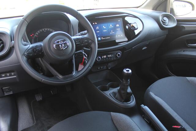 Toyota AYGO X 1.0 VVT-i MT first | Rijklaar | Stoelverw. | Clima | LED | Apple/Android | Privacy glass | LM-velgen | All-seasons