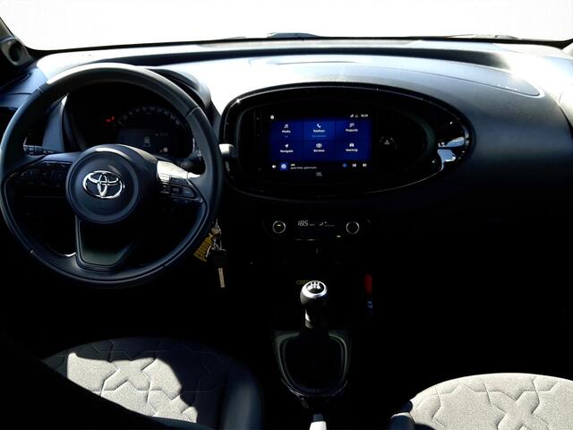 Toyota AYGO X 1.0 VVT-i MT Envy | BTW Voertuig | Dealer onderhouden | JBL | Climate Control | Cruise Control Adaptive | Fietsendragerbeugel | Draadloze telefoonlader | Apple CarPlay/Android Auto |