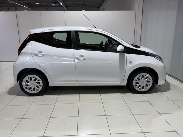 Toyota AYGO 1.0 VVT-i x-play limited | Navigatie systeem | All season banden | Apple carplay/anroid auto | Airco | BTW Auto |