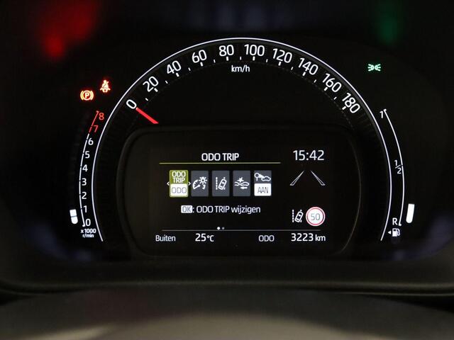 Toyota AYGO X 1.0 VVT-i MT Play - ORIGINEEL NEDERLANDSE AUTO - AIRCO - ADAPTIEVE CRUISE CONTROL - ACHTERUITRIJCAMERA - BLUETOOTH - LICHTSENSOR - DAB RADIO