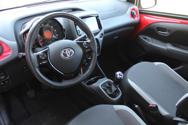 Toyota AYGO 1.0 VVT-i x-play | Rijklaar | Apple/Android | Camera | DAB | Airco | Dealer onderhouden | NL-auto