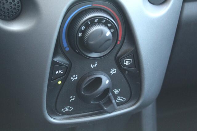 Toyota AYGO 1.0 VVT-i x-play | Rijklaar | Apple/Android | Camera | DAB | Airco | Dealer onderhouden | NL-auto