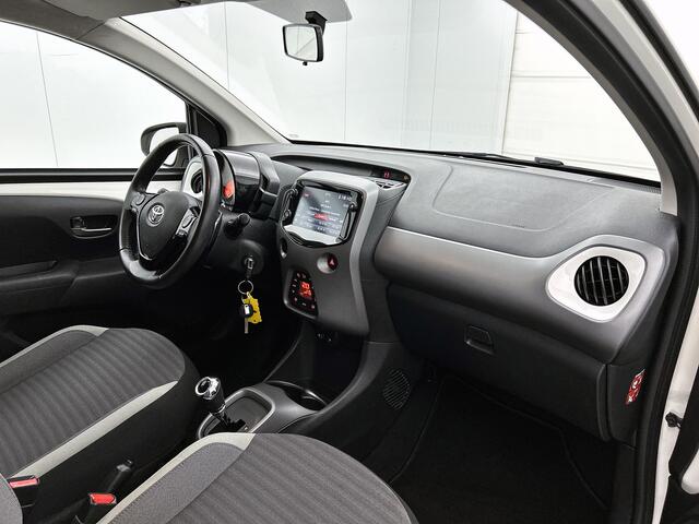 Toyota AYGO 1.0 VVT-i x-joy Automaat | BTW voertuig | NIEUW GELEVERD & ONDERHOUDEN | Climate Control | Apple CarPlay/Android Auto | Achteruitrijcamera | Bluetooth | Elektrische Ramen voor | Elektrisch verstelbare spiegels |