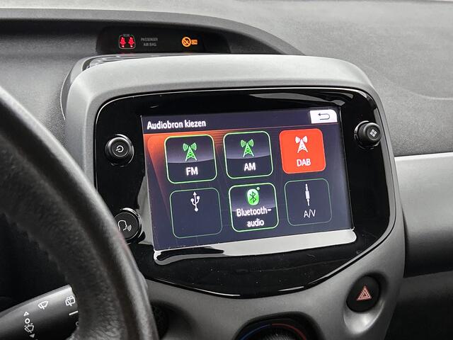 Toyota AYGO 1.0 VVT-i x-play | Apple CarPlay/Android Auto | DAB | Achteruitrijcamera | Airco | Velgen | Elektrische ramen voor | Elektrisch verstelbare spiegels |