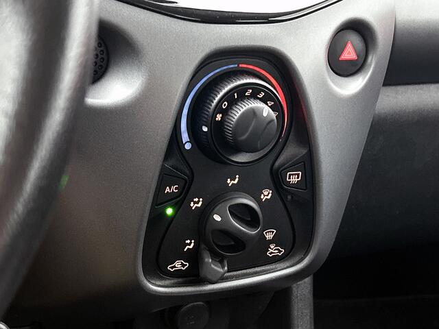 Toyota AYGO 1.0 VVT-i x-play | Apple CarPlay/Android Auto | DAB | Achteruitrijcamera | Airco | Velgen | Elektrische ramen voor | Elektrisch verstelbare spiegels |