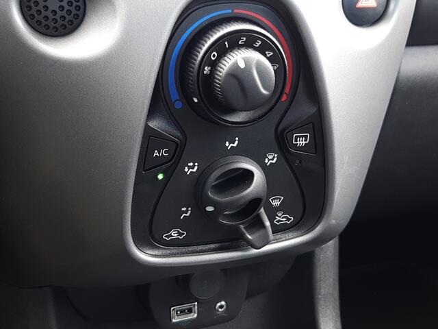 Toyota AYGO 1.0 VVT-i x-play | Dealer onderhouden | Apple CarPlay/Android Auto | Achteruitrijcamera | Airco | Elektrische ramen voor | Buitenspiegels elektrisch verstelbaar |