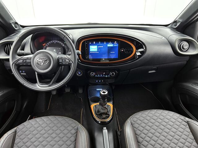 Toyota AYGO X 1.0 VVT-i MT Limited | JBL | Climate Control | Cruise Control Adaptive | Stoelverwarming | Parkeersensoren voor+achter | Draadloze telefoonlader | Half Lederen bekleding | Navigatie | Apple CarPlay/Android Auto