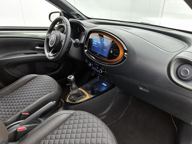 Toyota AYGO X 1.0 VVT-i MT Limited | JBL | Climate Control | Cruise Control Adaptive | Stoelverwarming | Parkeersensoren voor+achter | Draadloze telefoonlader | Half Lederen bekleding | Navigatie | Apple CarPlay/Android Auto