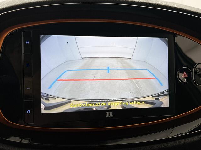 Toyota AYGO X 1.0 VVT-i MT Limited | JBL | Climate Control | Cruise Control Adaptive | Stoelverwarming | Parkeersensoren voor+achter | Draadloze telefoonlader | Half Lederen bekleding | Navigatie | Apple CarPlay/Android Auto
