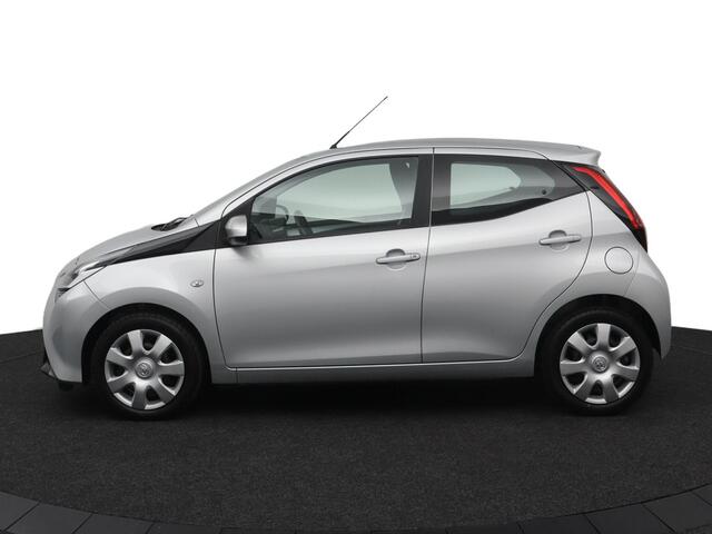 Toyota AYGO 1.0 VVT-i x-play | Groot scherm multimedia | Airco | Parkeercamera |
